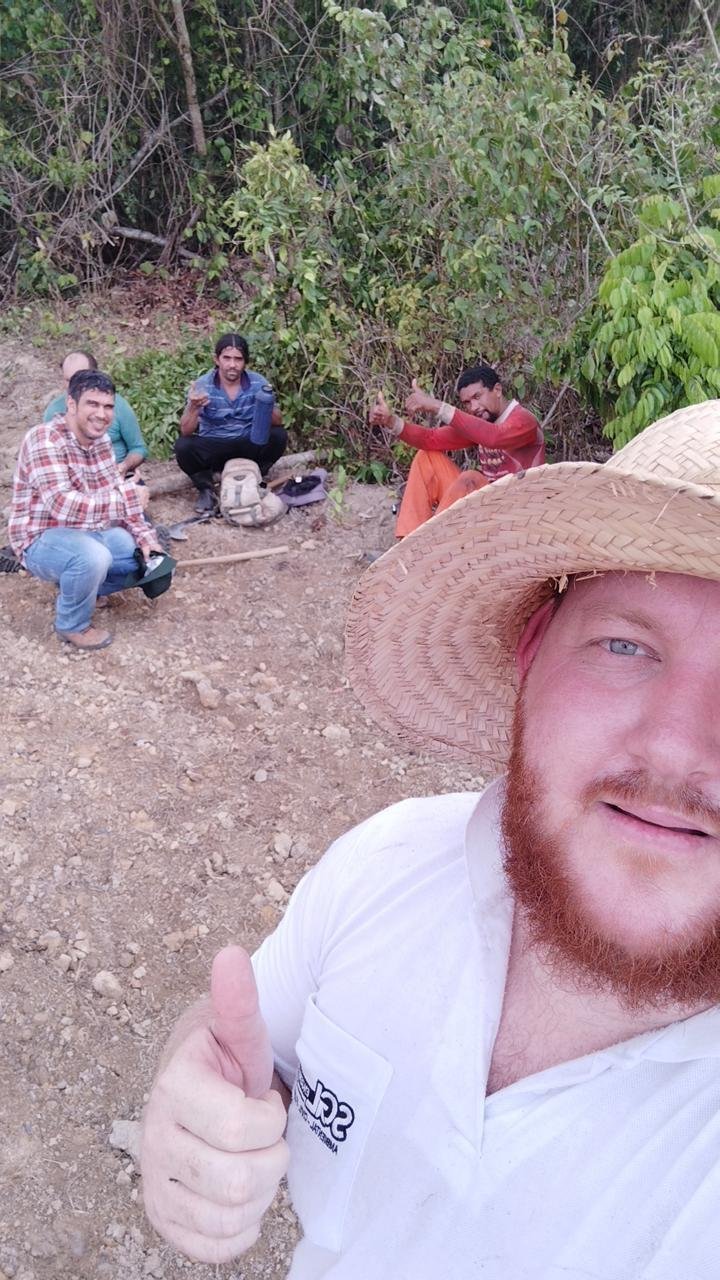 Equipe e trabalhadores durante atividade rural